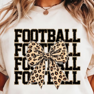 Arco de fútbol de leopardo PNG, sublimación de mamá de fútbol angustiada, transferencia de camiseta de fútbol vintage PNG, gráfico del día del juego, temporada de fútbol Png