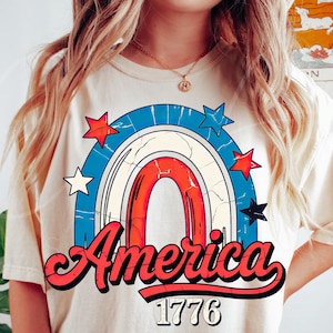 América 1776 PNG – Design de sublimação de arco-íris patriótico retrô, clipart de 4 de julho nos EUA, Dia da Independência em vermelho, branco e azul desgastado PNG
