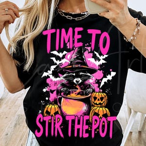 Il est temps de remuer le pot Png, conception de chemise de sublimation de sorcière de raton laveur d'Halloween, téléchargement numérique de fichier numérique de saison effrayante de Halloween de fille sauvage d'Halloween