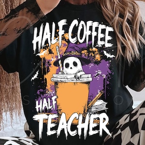 Professor de Halloween PNG, Design de Camiseta Metade Professora Metade Café, Escola Fantasma Engraçada PNG, Arquivo Digital de Humor com Cafeína