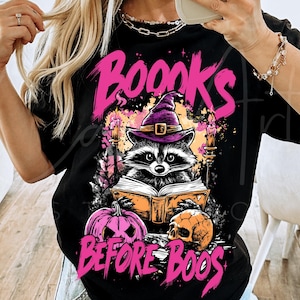 Libri di Halloween con procione prima dei buu Png, Design per maglietta con stampa a sublimazione "Lettura da strega", Amante dei libri spettrali Png, Grafica digitale "Topo di biblioteca inquietante"