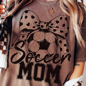 Football maman SVG, noeud à pois, conception de ballon de football, téléchargement numérique de maman sportive, fichier coupe Cricut sublimation football maman chemise Design téléchargement