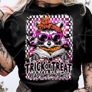 Halloween raton laveur lisant Png, conception de chemise de sublimation de club d'amant de livre fantasmagorique, esthétique de maman de fille sauvage de grunge, enseignant des bonbons ou un sortilège Png