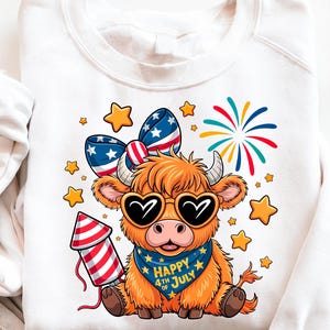 4. Juli Highland Kuh PNG, niedliches Vaterländischer Kuh Sublimationsdesign, Feuerwerk Tier Shirt Grafik, glückliche Unabhängigkeitstag Kuh PNG