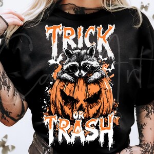 Trick or Trash png, Halloween wasbeer sublimatie shirt design, spookachtige seizoenhumor png, schattig maar griezelig grafisch, oktober grappig dier