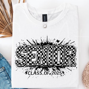 Conception de la promotion 2025 en PNG, T-shirt d'études supérieures rétro à carreaux en sublimation graphique pour projets de bricolage numérique