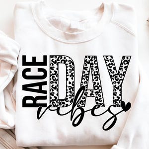 Race Day Vibes PNG SVG – luipaardprint raceontwerp, Cheer Mom-sublimatie, schattige raceautoshirt clipart, zwart-wit geblokte vibes