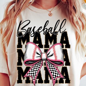 Mamá de béisbol PNG, diseño de camiseta de sublimación PNG de estilo coqueto de mamá de béisbol retro, mamá deportista del día del juego PNG, impresión gráfica digital universitaria
