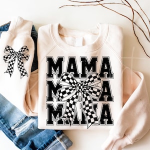 Retro Mama Checkered Bow Svg Png, Coquette Bold Mama Tipografia PNG Stacked Mama Texto Png Preto E Branco Mama Svg Design De Camisa Dia Das Mães