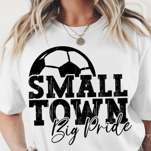 Small Town Big Pride Svg Png, Soccer Game Day Svg knippen, Cricut, sublimatie T-Shirt Small Town Pride digitaal bestand Soccer Vibes Svg Vector