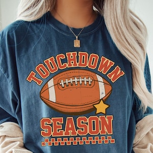 Temporada de touchdown PNG, diseño de día de partido de fútbol, arte de sublimación deportiva, camiseta de mamá futbolera, gráfico de fútbol retro, diseño de camiseta de touchdown