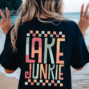 Camiseta sublimada con estampado de vida en el lago retro PNG, vacaciones de verano en el lago PNG, vibraciones del lago PNG, refranes divertidos de pesca PNG