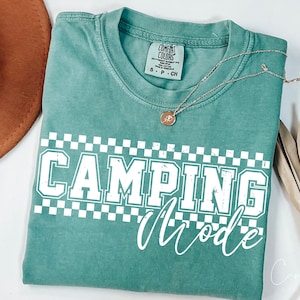 Modo Camping Svg Png, Archivo De Corte Svg Camping, Cricut, Archivo De Impresión De Camisetas Por Sublimación, Aventura Al Aire Libre Svg, Vida En Campamento Svg, Camper Svg Vector