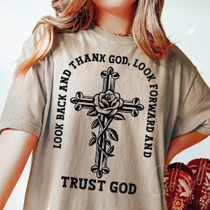 Confía en Dios Svg, Svg Cristiano Png, Versículo Bíblico Svg, Mirar Hacia Atrás Y Agradecer A Dios Svg, Mirar Hacia Adelante Y Confiar En Dios Svg Mensaje Religioso Svg Cricut