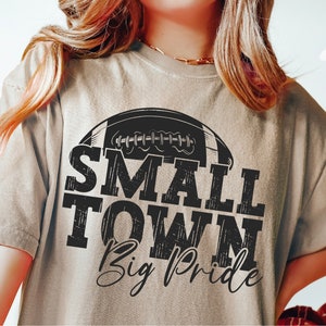 Petite ville grande fierté Svg Png, coupe Svg du jour du match de football, Cricut, Sublimation T-shirt petite ville fierté fichier numérique Football Vibes vecteur Svg