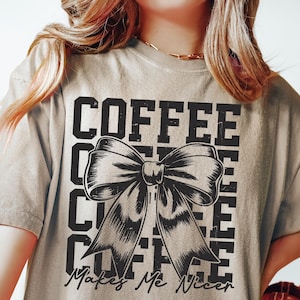 Koffie maakt me leuker Svg Png, retro koffieshirt Svg, koffie citaten Svg, grappige cafeïne gezegden, volwassen humor Svg digitale vectorafbeeldingen