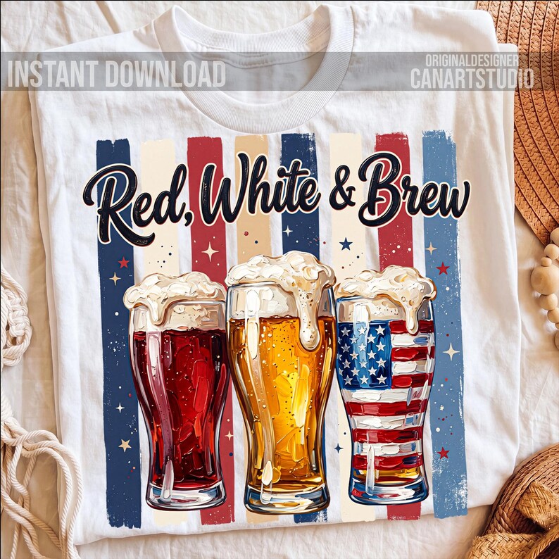 Puede incluir: Camiseta blanca con la frase "Red, White & Brew" y tres vasos de cerveza. Los vasos contienen cerveza roja, dorada y con tem&aacute;tica de la bandera estadounidense, coronada con espuma. Rayas verticales rojas, blancas y azules detr&aacute;s de los vasos.