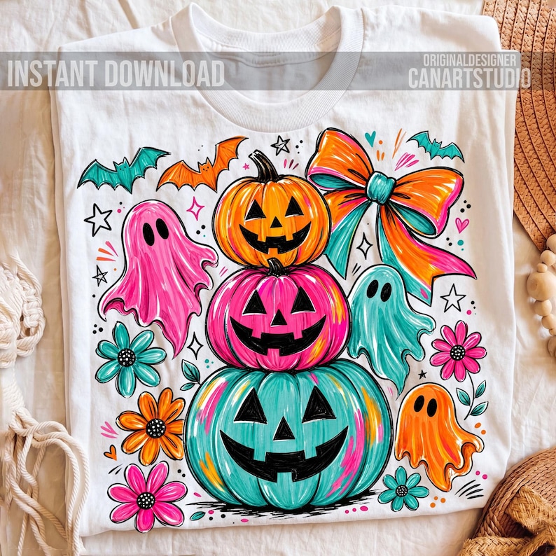 Op de afbeelding: Wit T-shirt met een kleurrijk Halloween-ontwerp. Het ontwerp toont gestapelde pompoenen, geesten, vleermuizen, bloemen en een grote strik. De tekst "INSTANT DOWNLOAD" is linksboven zichtbaar.