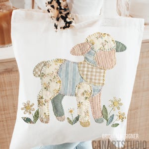 Puede incluir: Bolso tote de color crema con un dise&ntilde;o de cordero de retazos en colores pastel. El cordero est&aacute; rodeado de flores bordadas. El texto "ORIGINAL DESIGNER CANARTSTUDIO" es visible.