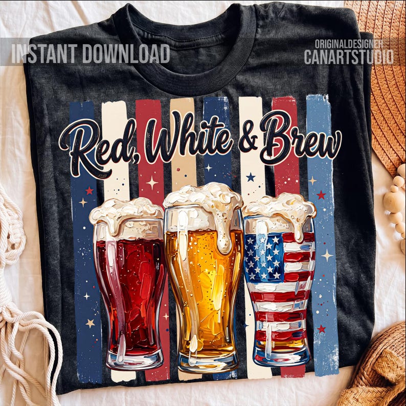 Puede incluir: Camiseta negra con un dise&ntilde;o patri&oacute;tico. Presenta tres vasos de cerveza con espuma y el texto "Red, White & Brew". El fondo tiene rayas rojas, blancas y azules. Las palabras "Instant Download" est&aacute;n en la esquina superior izquierda.
