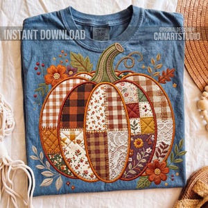 Pode incluir: Camiseta azul Comfort Colors com um design de ab&oacute;bora patchwork bordada. A ab&oacute;bora &eacute; composta por v&aacute;rios padr&otilde;es de tecido nas cores laranja, marrom e creme. A camisa tamb&eacute;m tem bordados florais e de folhas. O texto na camisa diz "INSTANT DOWNLOAD" e "CANARTSTUDIO".
