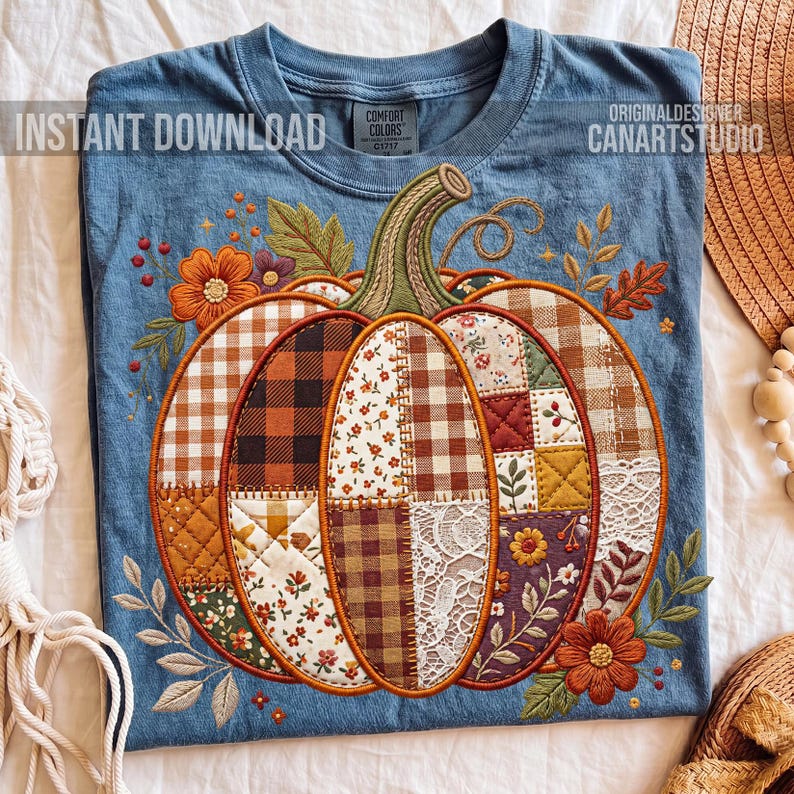Pode incluir: Camiseta azul Comfort Colors com um design de ab&oacute;bora patchwork bordada. A ab&oacute;bora &eacute; composta por v&aacute;rios padr&otilde;es de tecido nas cores laranja, marrom e creme. A camisa tamb&eacute;m tem bordados florais e de folhas. O texto na camisa diz "INSTANT DOWNLOAD" e "CANARTSTUDIO".
