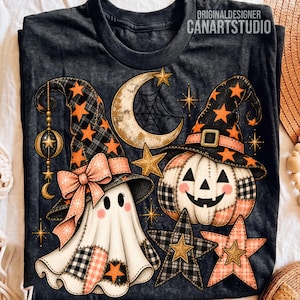 Puede incluir: Una camiseta gris oscuro con un gráfico de un fantasma y una calabaza con sombreros de bruja, una luna creciente y estrellas. El texto ORIGINALDESIGNER CANARTSTUDIO está impreso en la parte superior. El diseño incluye patrones de cuadros.