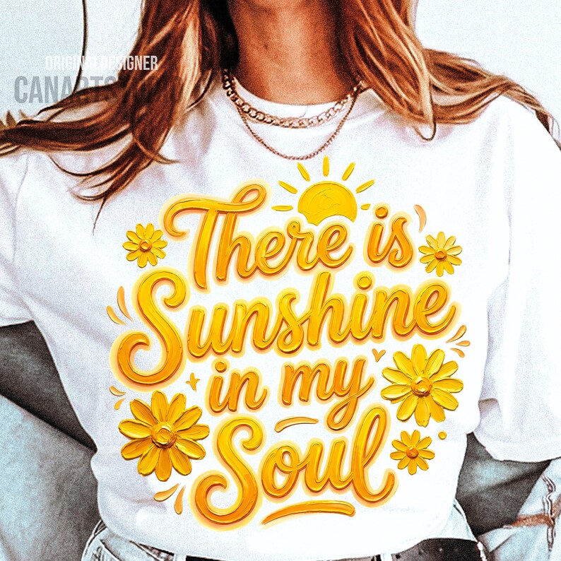 Peut inclure: T-shirt blanc avec l'inscription "There is Sunshine in my Soul" en jaune, entour&eacute;e de fleurs jaunes et d'un soleil. Un v&ecirc;tement d&eacute;contract&eacute; pour un usage quotidien.