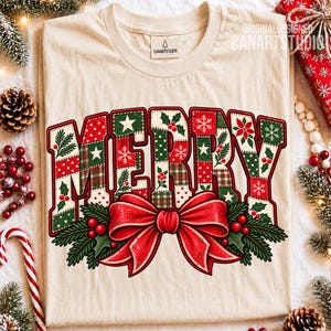 Può includere: Una t-shirt color crema con la parola MERRY in un carattere stile patchwork con motivi rossi, verdi e bianchi che includono agrifoglio, fiocchi di neve e stelle. Un grande fiocco rosso con rami di pino verdi si trova sotto il testo.