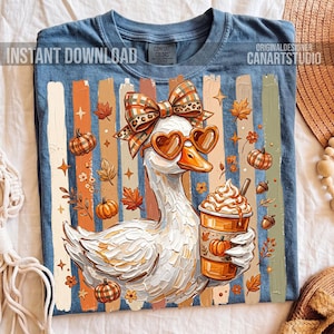 Puede incluir: Camiseta azul con una ilustraci&oacute;n de un pato con gafas de sol en forma de coraz&oacute;n y un lazo. El pato sostiene un caf&eacute; con leche de calabaza. El dise&ntilde;o incluye hojas de oto&ntilde;o, calabazas y el texto "INSTANT DOWNLOAD".