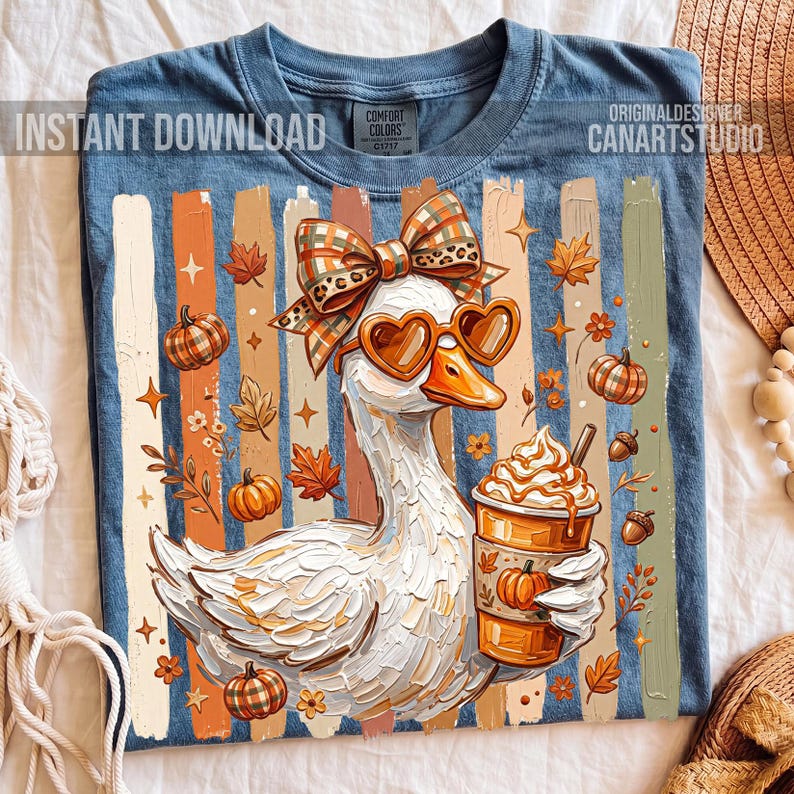 Puede incluir: Camiseta azul con una ilustraci&oacute;n de un pato con gafas de sol en forma de coraz&oacute;n y un lazo. El pato sostiene un caf&eacute; con leche de calabaza. El dise&ntilde;o incluye hojas de oto&ntilde;o, calabazas y el texto "INSTANT DOWNLOAD".