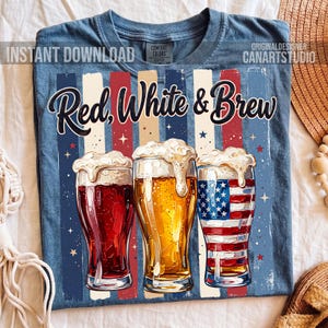 Puede incluir: Camiseta azul con un dise&ntilde;o patri&oacute;tico. Presenta tres vasos de cerveza, uno rojo, uno amarillo y otro con un dise&ntilde;o de bandera estadounidense. El texto "Red, White & Brew" est&aacute; encima de los vasos.