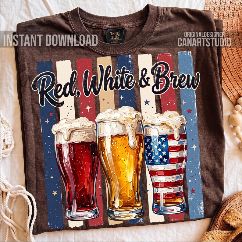 Puede incluir: Camiseta marr&oacute;n con el texto "Red, White & Brew" y tres vasos de cerveza. Los vasos est&aacute;n llenos de cerveza roja, amarilla y con tem&aacute;tica de la bandera estadounidense, con espumas. La camiseta tiene rayas verticales rojas, blancas y azules.