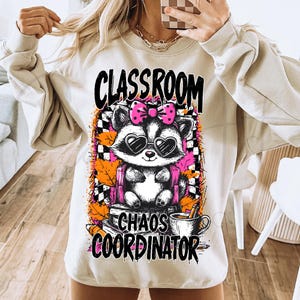 Coordenador de Caos em Sala de Aula para Professores PNG, Design de Sublimação de Volta às Aulas Selvagem e Fofo, Arquivo Digital para Impressão de Café com Guaxinim de Outono