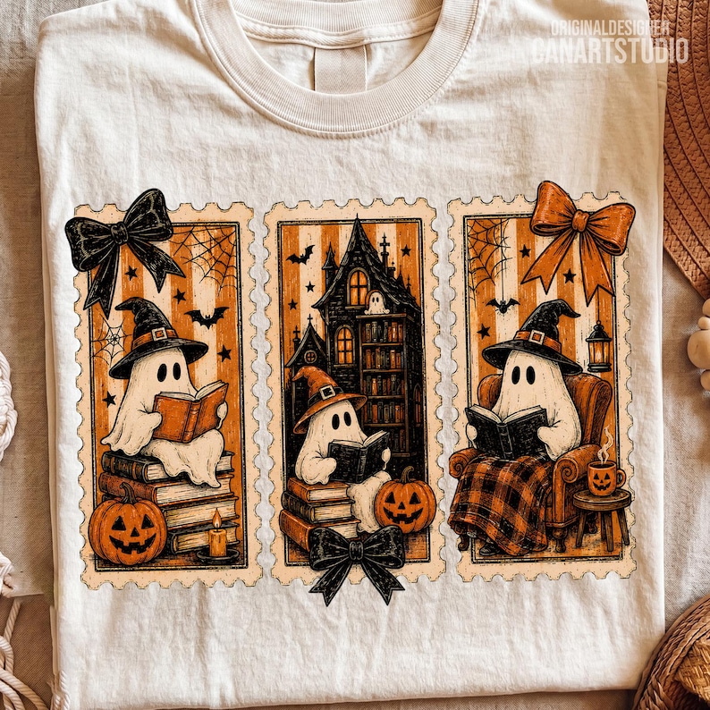 Op de afbeelding: Een cr&egrave;mekleurig t-shirt met drie rechthoekige panelen met geschulpte randen. De illustraties tonen geesten met heksenhoeden die boeken lezen, omringd door pompoenen, een spookhuis, spinnenwebben, vleermuizen en decoratieve strikken.