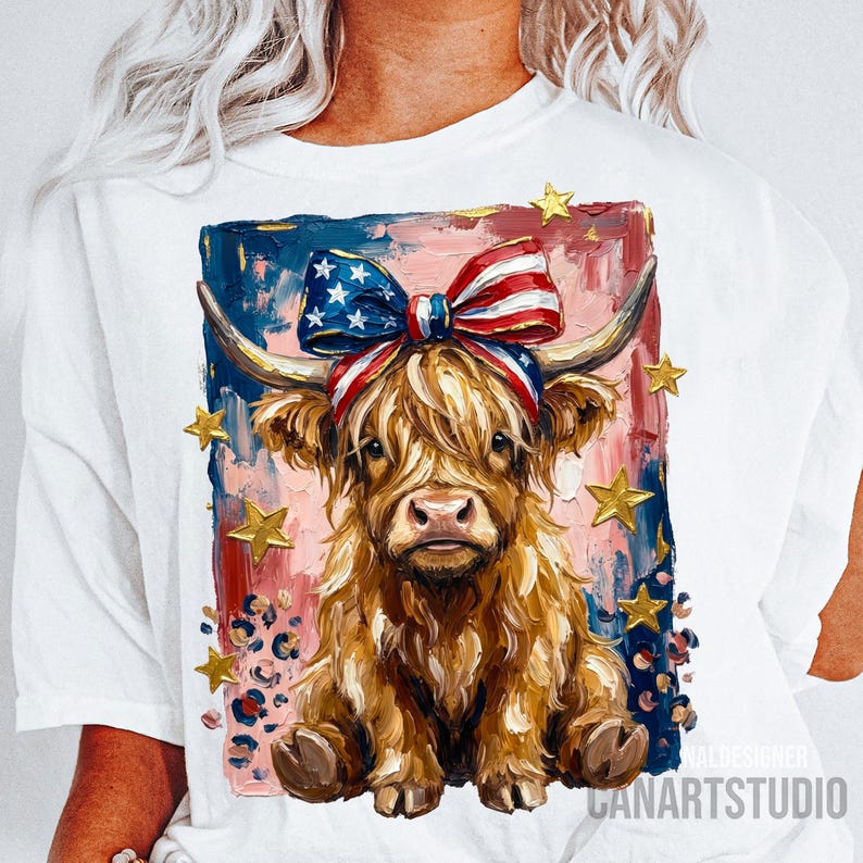Peut inclure: T-shirt blanc avec une illustration de vache des Highlands. La vache porte un n&oelig;ud et un bandeau patriotiques aux couleurs du drapeau am&eacute;ricain. Des &eacute;toiles dor&eacute;es et un imprim&eacute; l&eacute;opard ornent le fond. Le texte "CANARTSTUDIO" est visible.