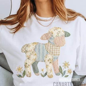 Puede incluir: Camiseta blanca con un dise&ntilde;o de cordero de patchwork en tonos pastel. El cordero est&aacute; rodeado de flores bordadas. El texto "ORIGINAL DESIGNER CANARTS STUDIO" est&aacute; impreso en la parte inferior.