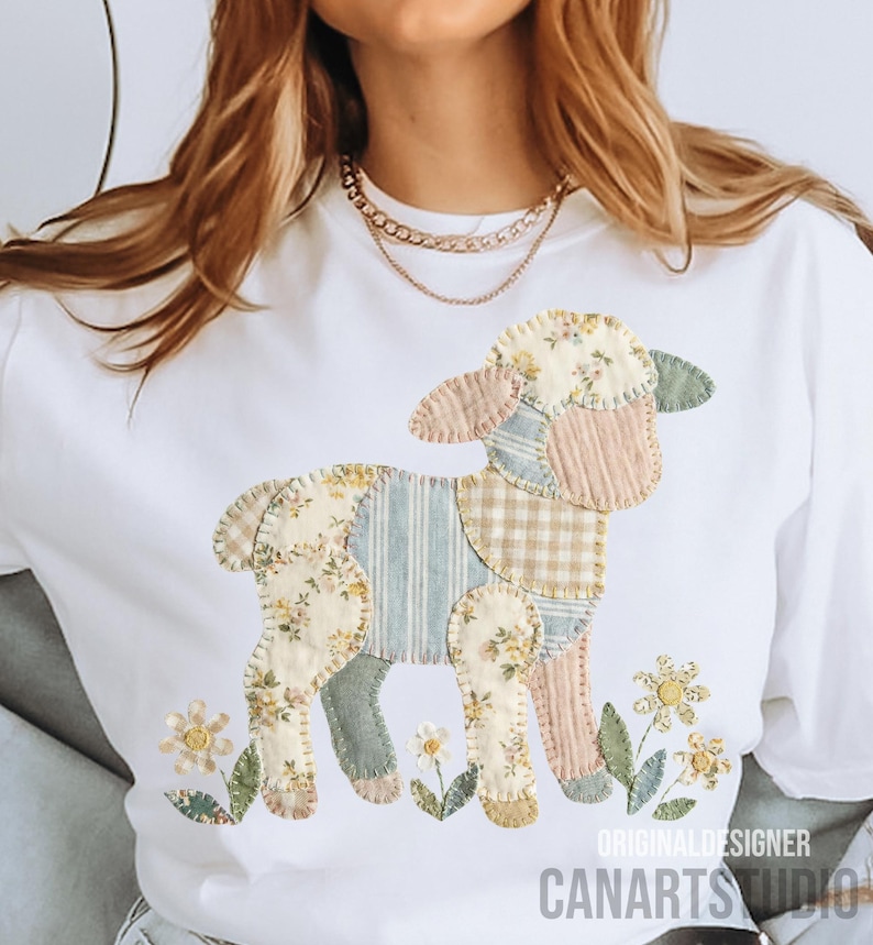 Puede incluir: Camiseta blanca con un dise&ntilde;o de cordero de patchwork en tonos pastel. El cordero est&aacute; rodeado de flores bordadas. El texto "ORIGINAL DESIGNER CANARTS STUDIO" est&aacute; impreso en la parte inferior.