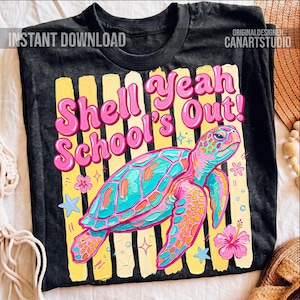 Może przedstawiać: Czarny t-shirt z kolorową grafiką żółwia morskiego. Żółw ma niebieski, pomarańczowy i różowy pancerz. Tekst "Shell Yeah School's Out!" jest w kolorze różowym. Żółte paski znajdują się za żółwiem.