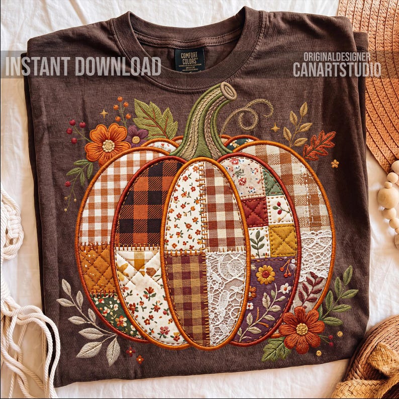 Pode incluir: Camiseta marrom com um design de ab&oacute;bora bordada. A ab&oacute;bora &eacute; composta por v&aacute;rios padr&otilde;es de tecido, incluindo xadrez e estampas florais, com cores laranja, marrom e branco. Os textos "INSTANT DOWNLOAD" e "ORIGINALDESIGNER CANARTSTUDIO" s&atilde;o vis&iacute;veis.