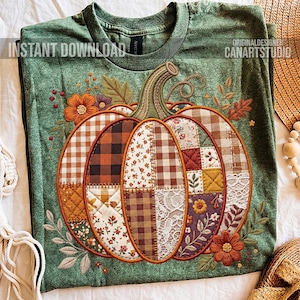 Pode incluir: Camiseta verde com um design detalhado de ab&oacute;bora. A ab&oacute;bora &eacute; composta por v&aacute;rios padr&otilde;es de tecido, incluindo xadrez e estampas florais, com detalhes bordados. A camiseta tem o texto "INSTANT DOWNLOAD" e "ORIGINALDESIGNS CANARTSTUDIO".