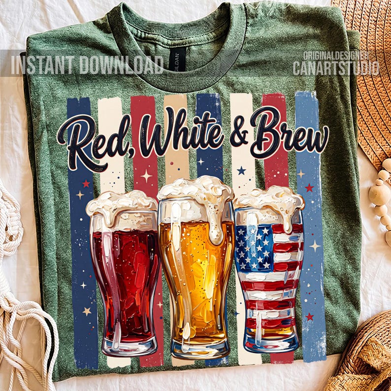 Puede incluir: Camiseta verde con un dise&ntilde;o gr&aacute;fico de tres vasos de cerveza. Los vasos est&aacute;n llenos de cerveza roja, amarilla y con tem&aacute;tica de la bandera estadounidense, con el texto "Red, White & Brew" encima.