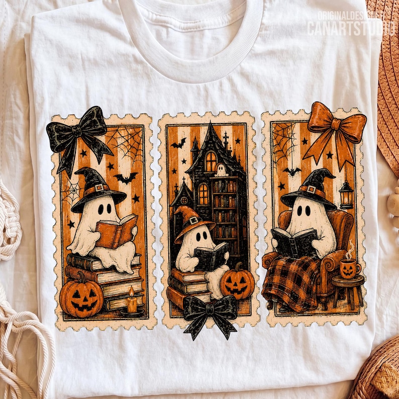 Op de afbeelding: Een wit t-shirt met drie rechthoekige illustraties in postzegelstijl. De ontwerpen tonen geesten met heksenhoeden die boeken lezen en bij pompoenen, een spookhuis en een comfortabele stoel zitten, geaccentueerd met zwarte en oranje strikken.