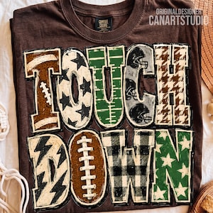 Puede incluir: Una camiseta marrón oscuro con el texto TOUCHDOWN en letras grandes. Cada letra tiene un patrón único que incluye texturas de balón de fútbol, estrellas, líneas de campo, cascos de fútbol, pata de gallo y cuadros escoceses.