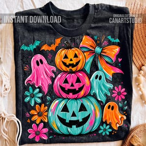 Op de afbeelding: Zwart T-shirt met een kleurrijk Halloween-ontwerp. Het ontwerp toont gestapelde pompoenen, geesten, vleermuizen, bloemen en een grote strik. De woorden "INSTANT DOWNLOAD" en "CANARTSTUDIO" staan op het shirt.