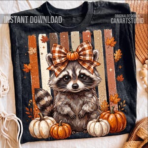 Puede incluir: Camiseta negra con un diseño de mapache con lazo a cuadros y calabaza. El diseño incluye hojas de otoño y calabazas. Las palabras "INSTANT DOWNLOAD" y "ORIGINALDESIGNER CANARTSTUDIO" están impresas.