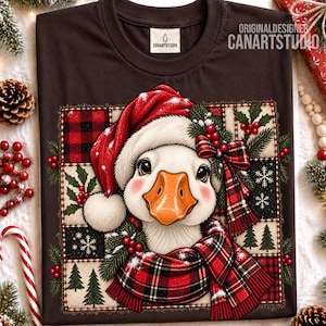 Könnte beinhalten: Ein dunkelbraunes T-Shirt mit einer Grafik einer weißen Gans, die eine rote Weihnachtsmütze und einen rot-schwarz karierten Schal trägt. Das Design ist vor einem Patchwork-Hintergrund aus Karomustern, Schneeflocken und Tannen mit Stechpalmen.