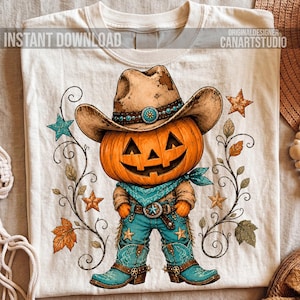 Può includere: Una t-shirt color crema con la grafica di una zucca che indossa un cappello da cowboy marrone, una bandana verde acqua e stivali da cowboy abbinati. Il design include viticci, foglie autunnali e stelle. Testo: INSTANT DOWNLOAD CANARTSTUDIO.