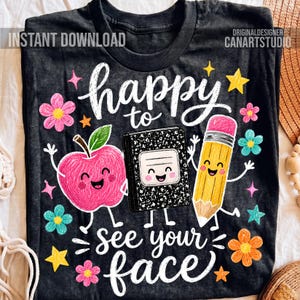 以下が含まれることがあります： 「happy to see your face」という文字がプリントされた黒いTシャツ。ピンクのリンゴ、白黒のノート、黄色い鉛筆が描かれており、すべて笑顔の表情で、カラフルな花や星が周囲に散りばめられたデザインです。