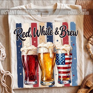 Puede incluir: Camiseta color crema con la frase "Red, White & Brew". El dise&ntilde;o presenta tres vasos de cerveza con espuma y rayas rojas, blancas y azules. Tambi&eacute;n se ven las palabras "Instant Download" y "Original Designer CanArtStudio".